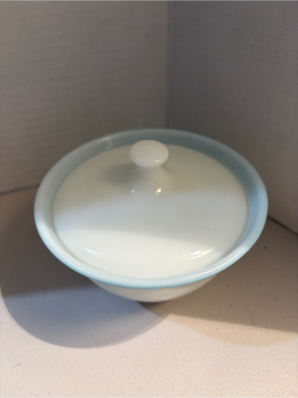 1950s Pyrex sugar bowl milk glass with turquoise trim - Picture 2 of 8